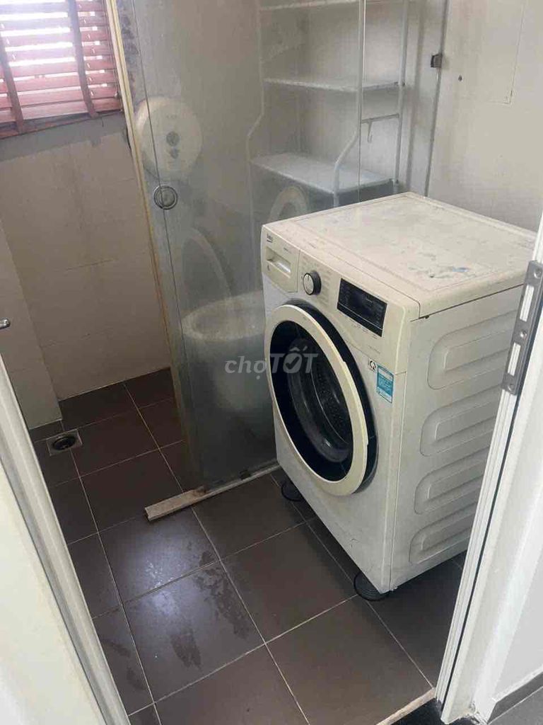 Rent a balcony suite full of furniture in Trần Hưng Đạo District 1.