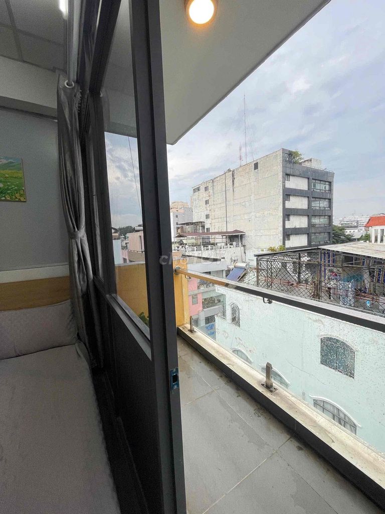Rent a balcony suite full of furniture in Trần Hưng Đạo District 1.