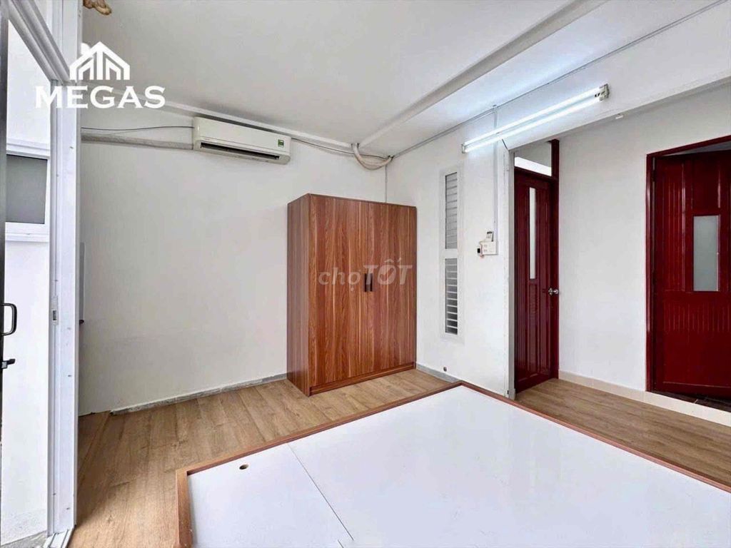 Rent a room with a balcony guard. Full interior at the center of the 10th.
