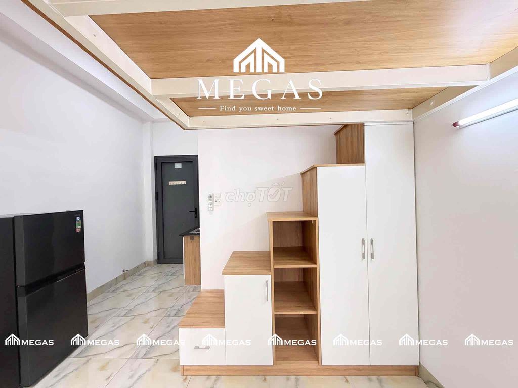 Rent a room with a balcony guard. Full interior at the center of the 10th.