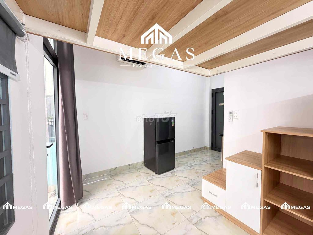 Rent a room with a balcony guard. Full interior at the center of the 10th.