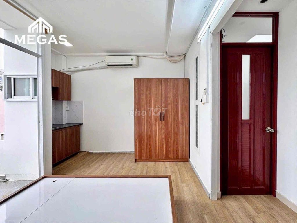 Rent a room with a balcony guard. Full interior at the center of the 10th.