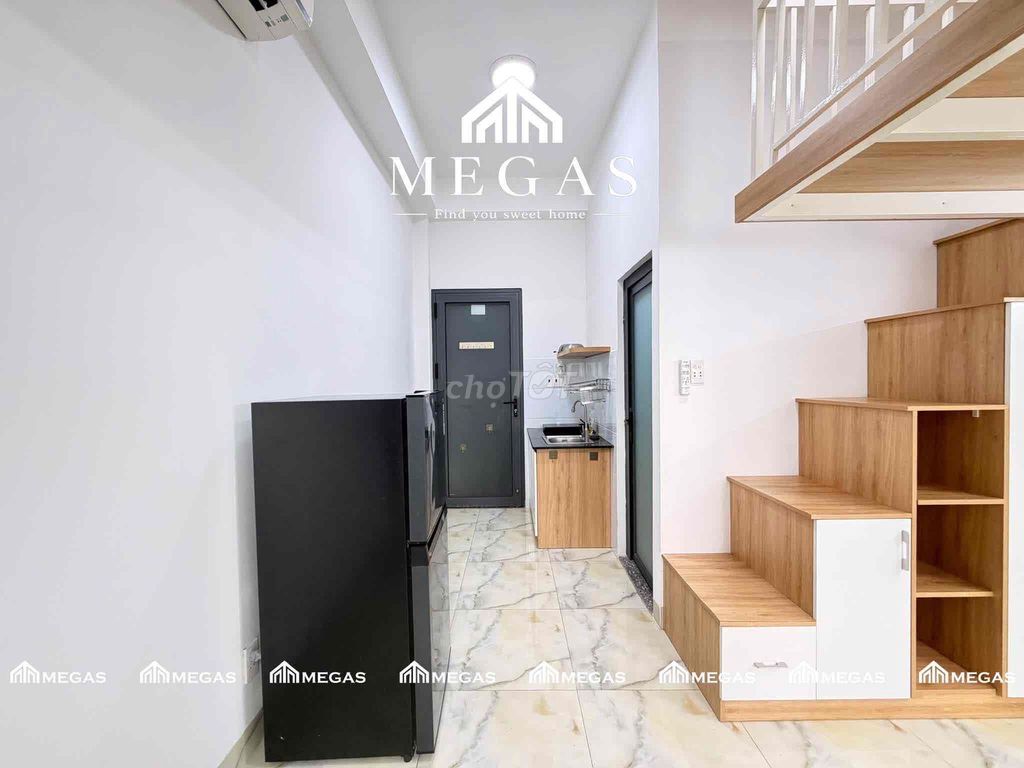 Rent a room with a balcony guard. Full interior at the center of the 10th.