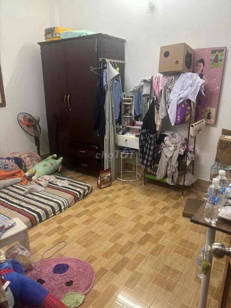 Three bedrooms are rented. Two bathrooms, six meters down.