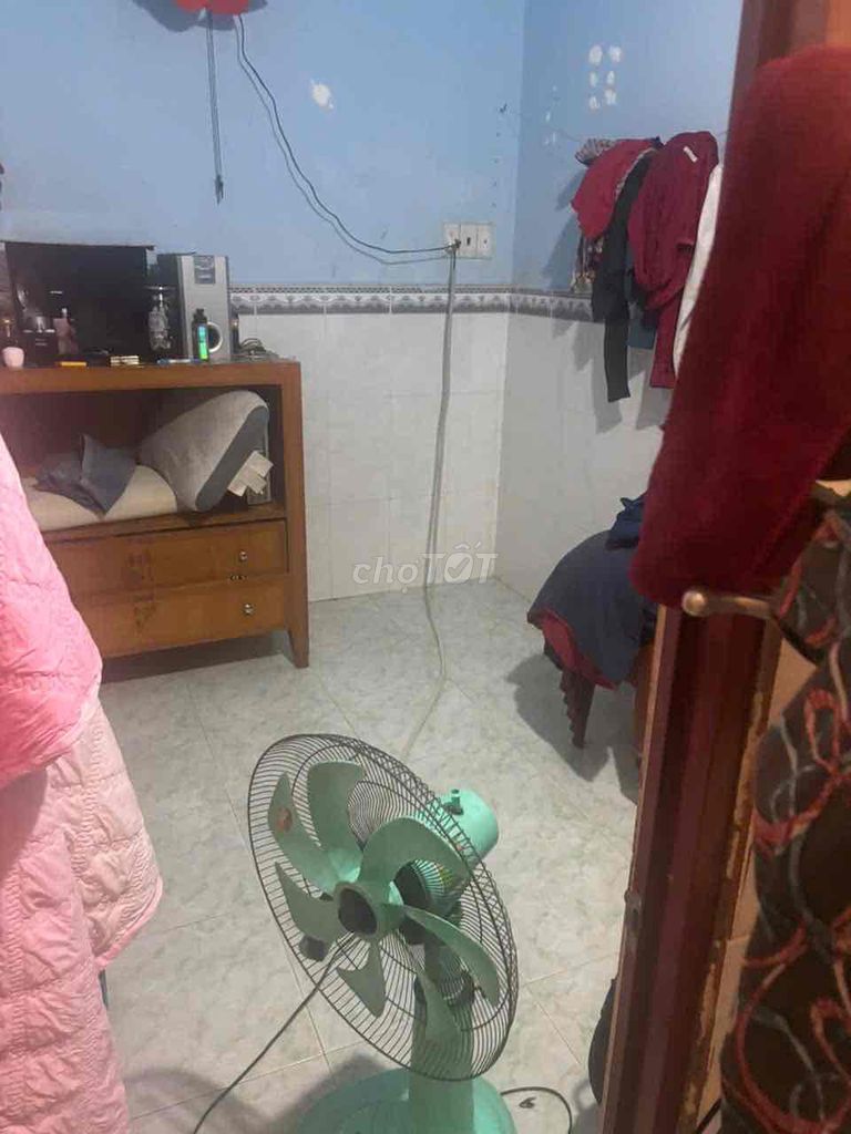 Three bedrooms are rented. Two bathrooms, six meters down.