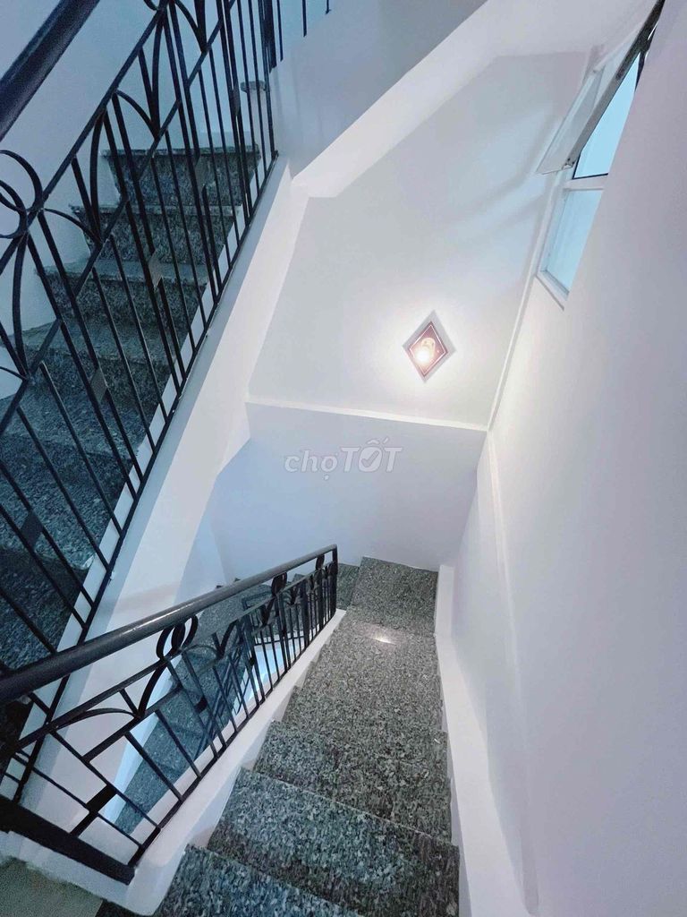 The house is rare!!! Cx periphery five bedrooms in three floors.