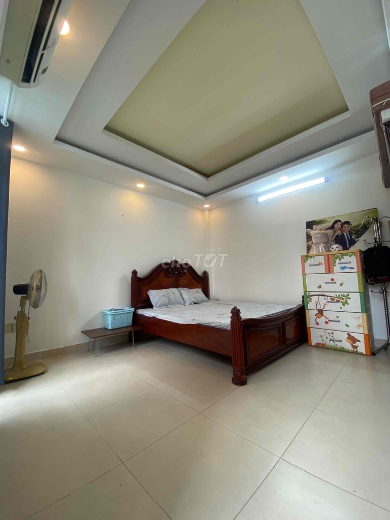 Rent an 80-foot-three-story apartment, avoid a 12-million-foot cash leak.
