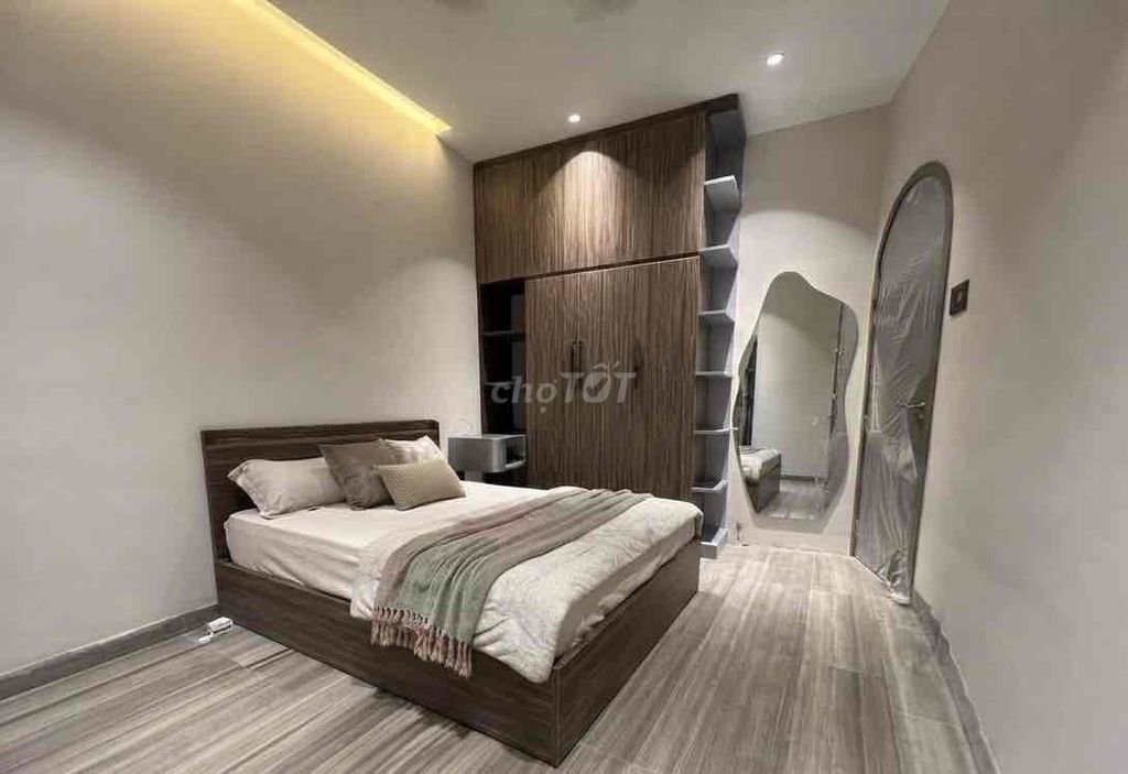 It's the owner who opened the apartment. 1 bedroom - 1 room full of furniture. Just like apartment 42 M2.