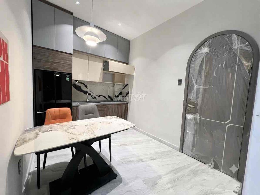 It's the owner who opened the apartment. 1 bedroom - 1 room full of furniture. Just like apartment 42 M2.