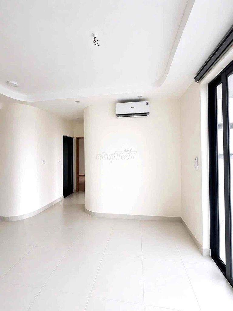 It's the owner who rented Aurora's apartment. Two bedrooms, District 1, basic interior.