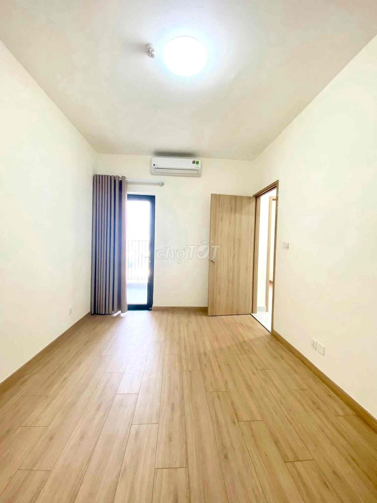 It's the owner who rented Aurora's apartment. Two bedrooms, District 1, basic interior.