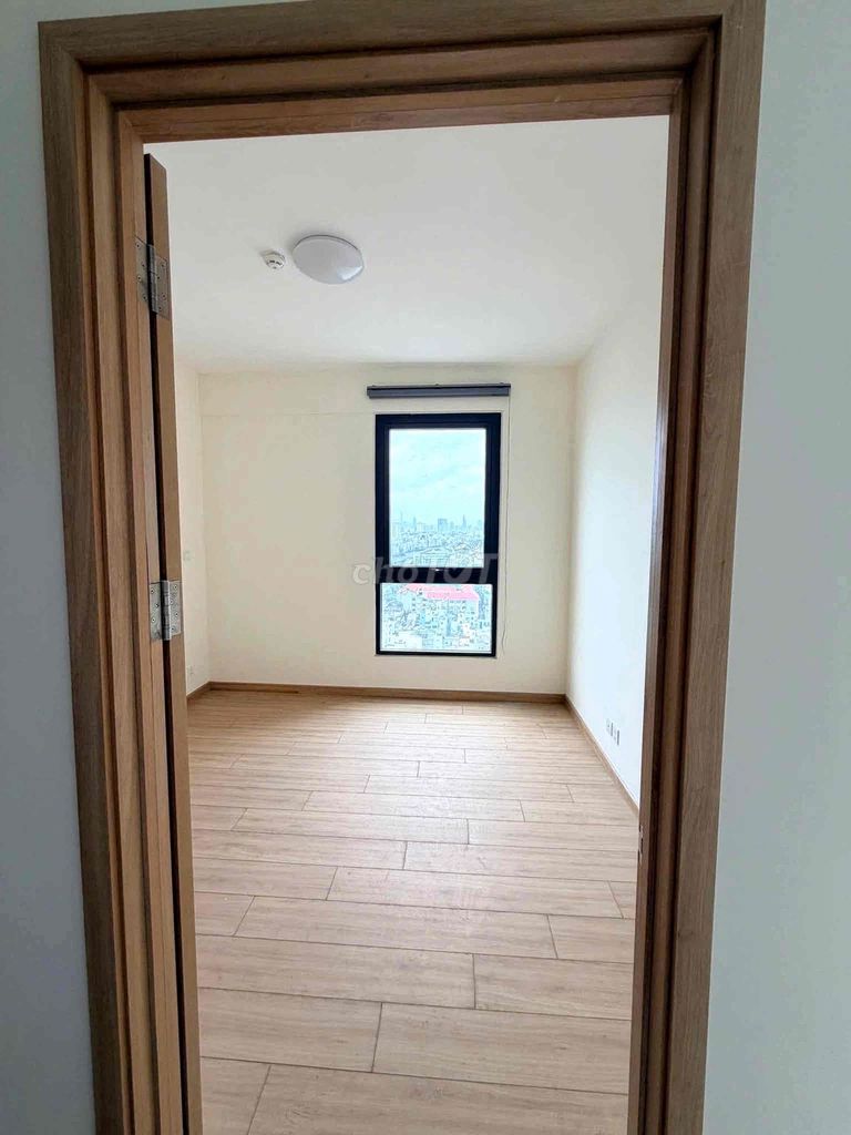 It's the owner who rented Aurora's apartment. Two bedrooms, District 1, basic interior.