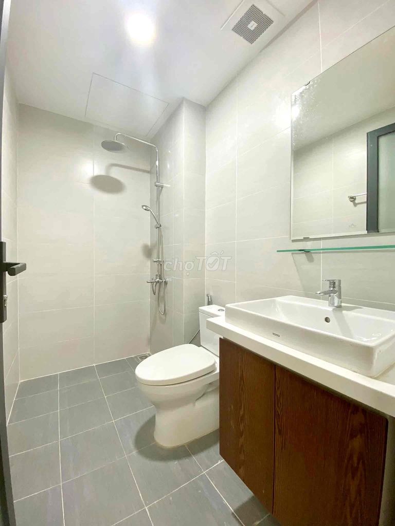 It's the owner who rented Aurora's apartment. Two bedrooms, District 1, basic interior.