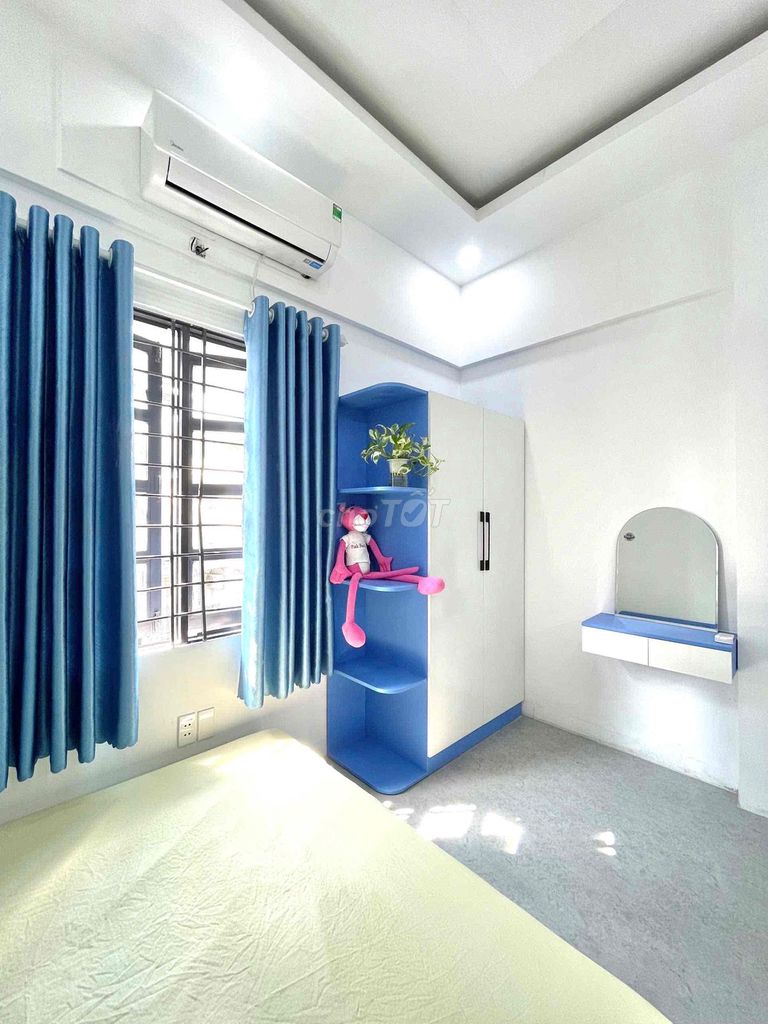 Rent a 30-foot wide sky window studio full of new furniture