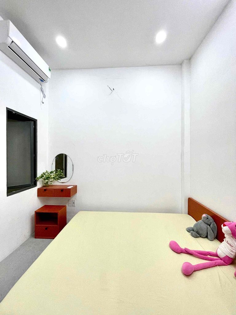 Rent a 30-foot wide sky window studio full of new furniture