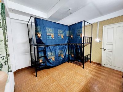 Women's dorm -- full comfort -- right in the bank residence -- ufret