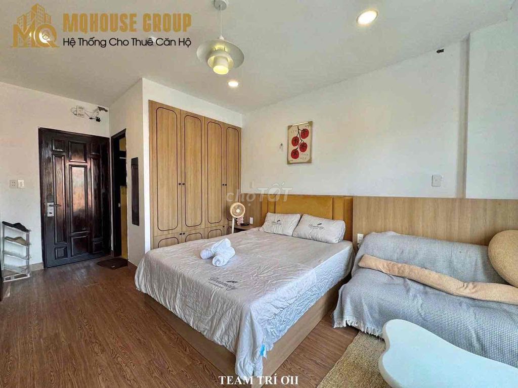 apartment dv right at the end of the 7th, straight down the block near the Republic etown.