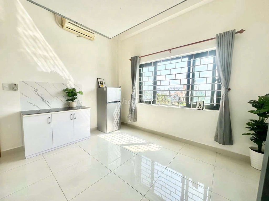 Rent the window at Nguyễn Thái Sơn near art