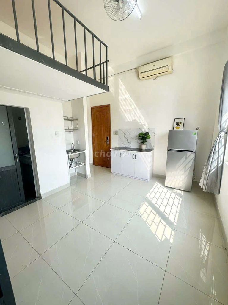 Rent the window at Nguyễn Thái Sơn near art