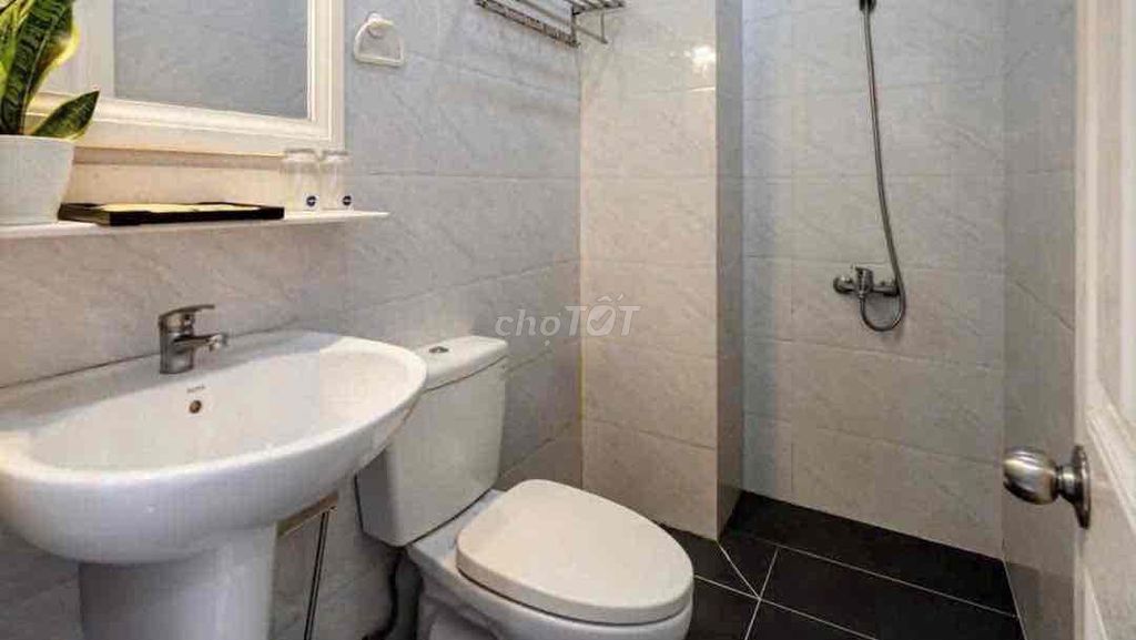 $3.99 million a month in the studio. 25 meters, Phan Xích Long.