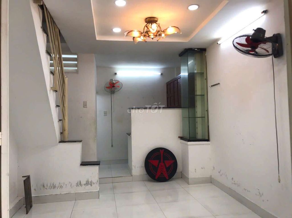 Rent three bedrooms. Two toilets near Phú Nhuận-- 9.5 million a month.