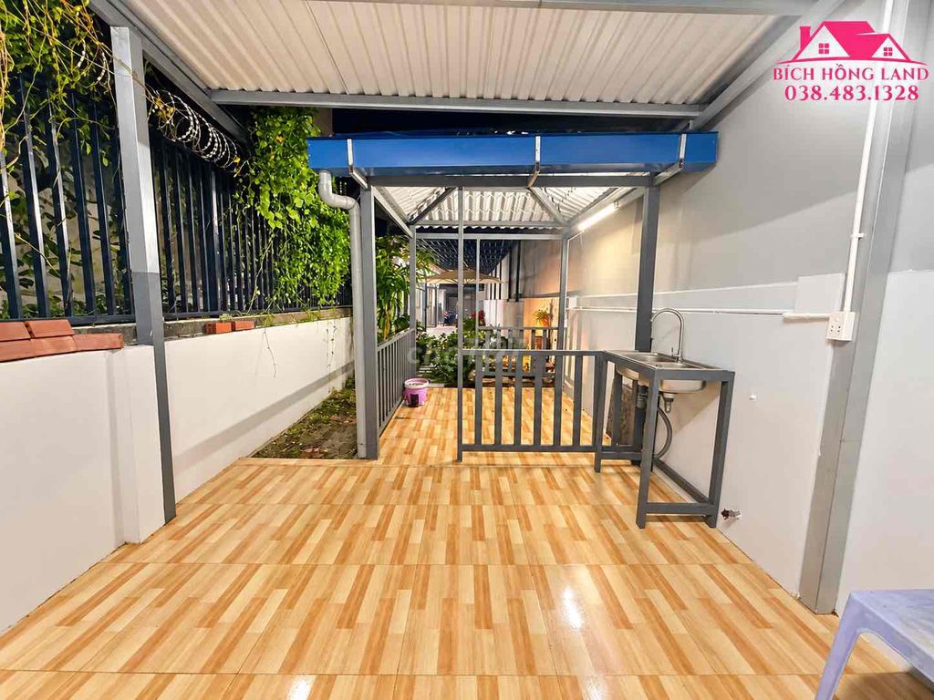 The garden is 200 M in. There's interior.