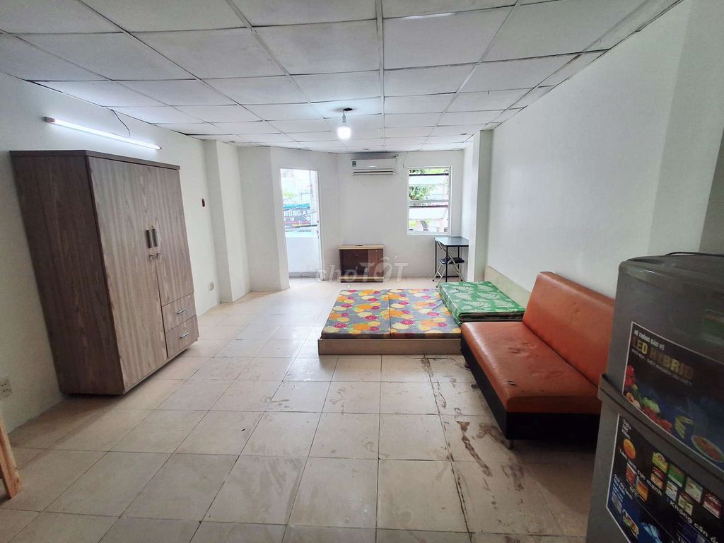 It's the owner who rents a full interior room