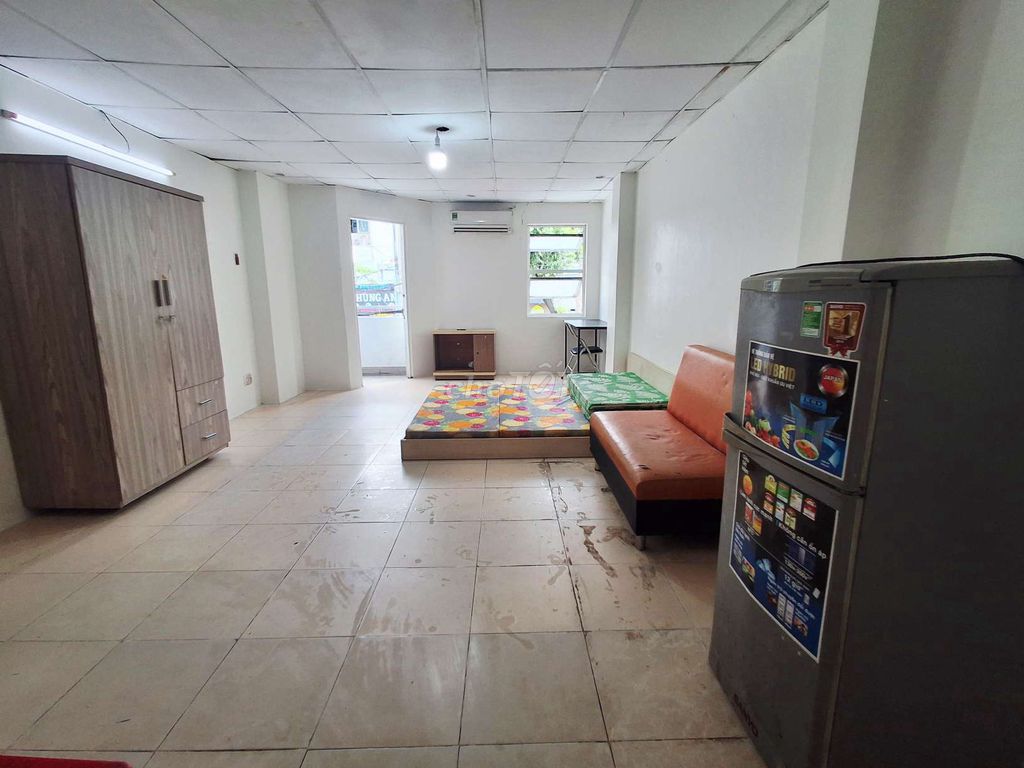 It's the owner who rents a full interior room