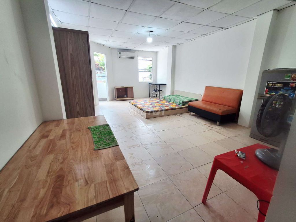 It's the owner who rents a full interior room