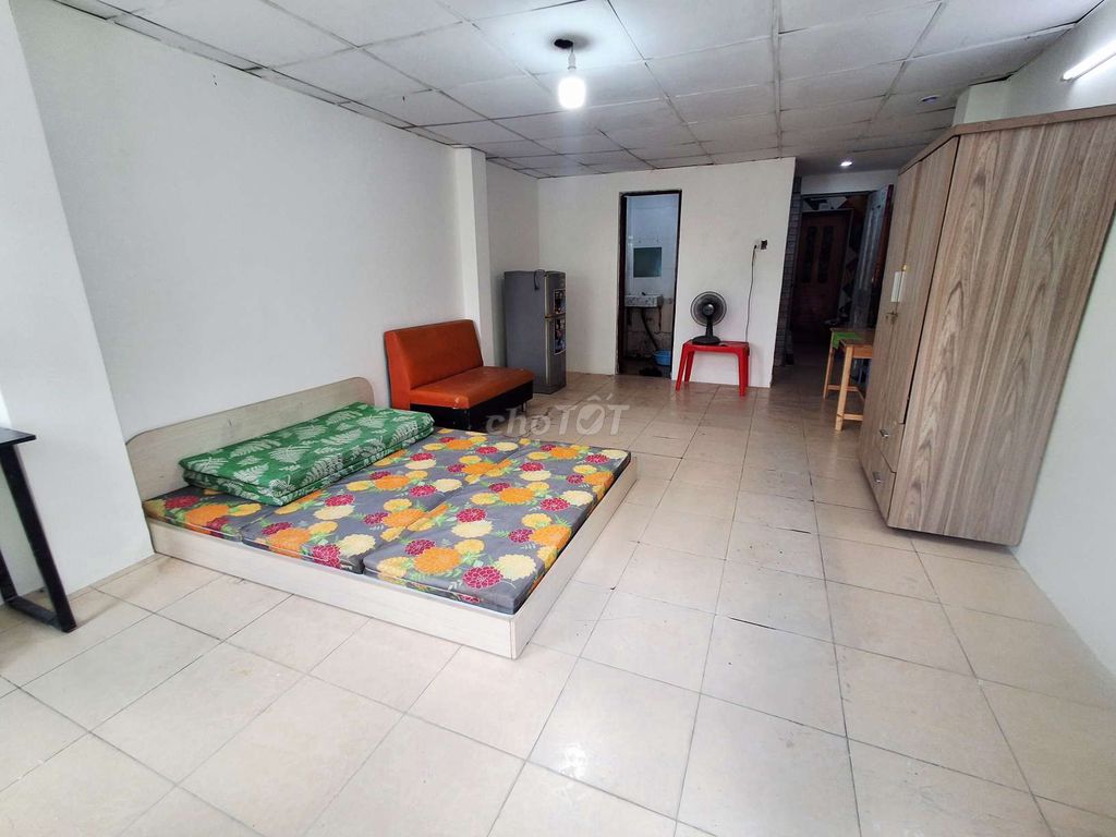 It's the owner who rents a full interior room