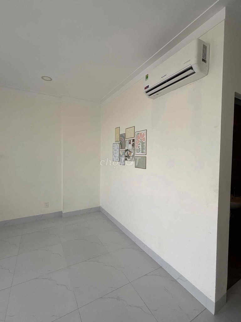 New balcony with air conditioning shelves, District 8, Free.