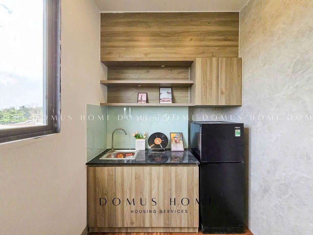 The owner rents a one-month contract, sponsors a month's rent.