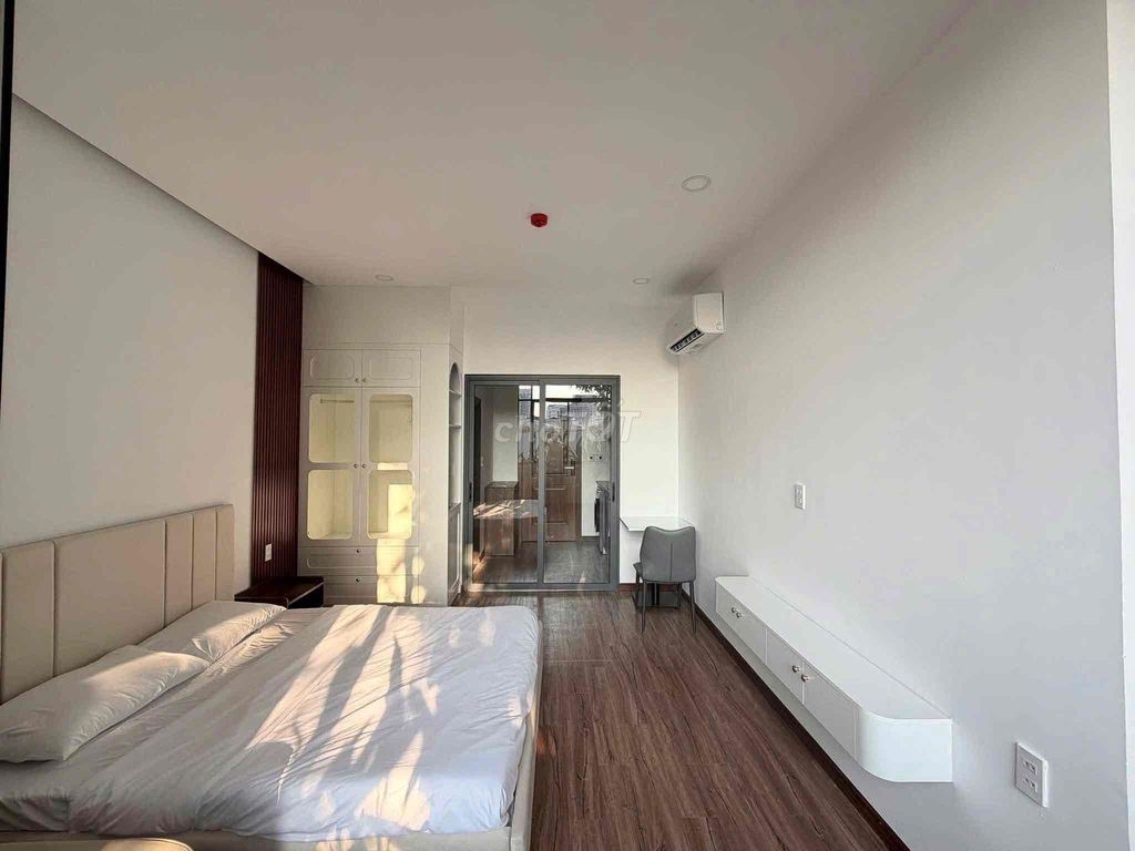 A super-wide window studio with Lotte closing interior