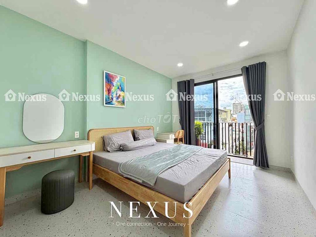 The two balcony bedrooms are right here in Hoàng Văn Thụ Park.