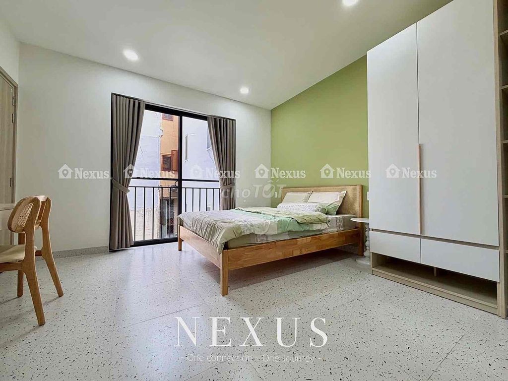 The two balcony bedrooms are right here in Hoàng Văn Thụ Park.