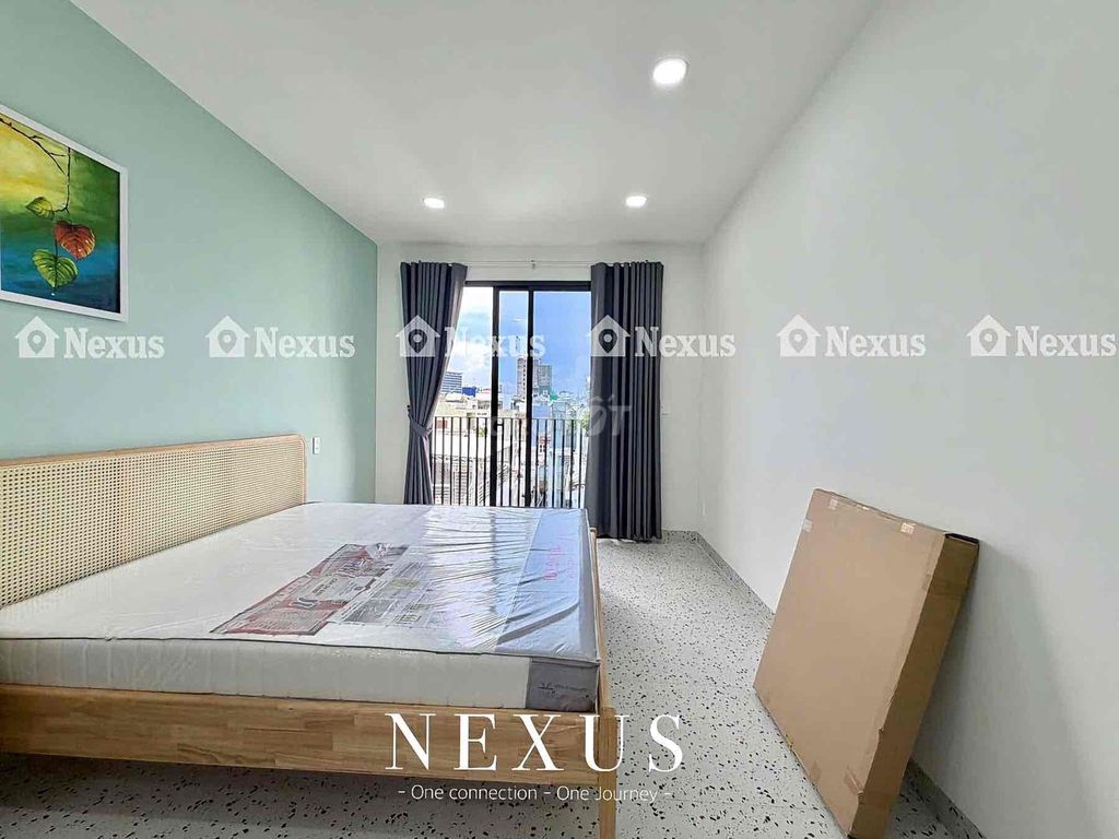 The two balcony bedrooms are right here in Hoàng Văn Thụ Park.