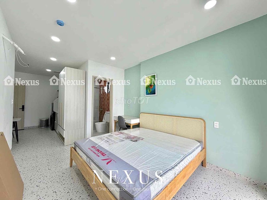 The two balcony bedrooms are right here in Hoàng Văn Thụ Park.