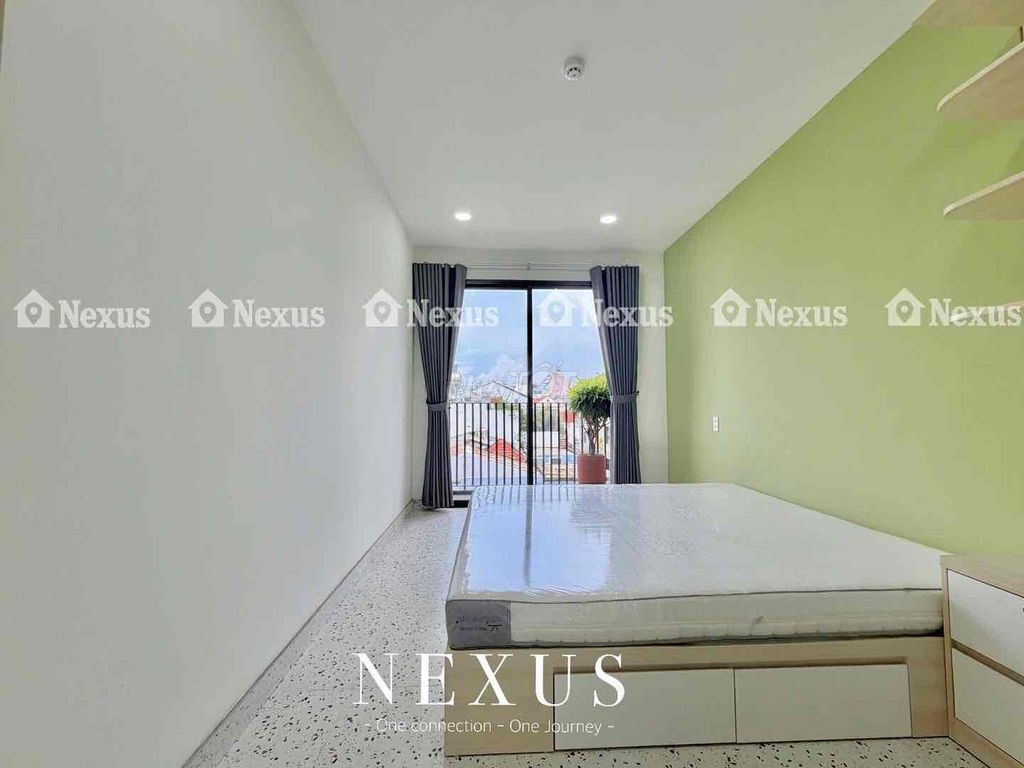The two balcony bedrooms are right here in Hoàng Văn Thụ Park.