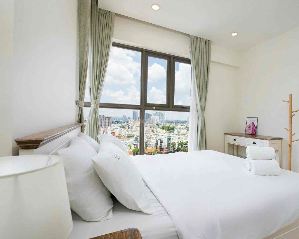 Rent the three bedrooms, two Masteri Millenniums. 4th.