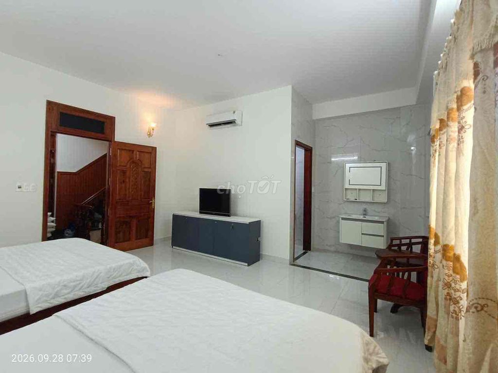 There are five rooms, six toilets, floor 1/2 floors each with two bedrooms.