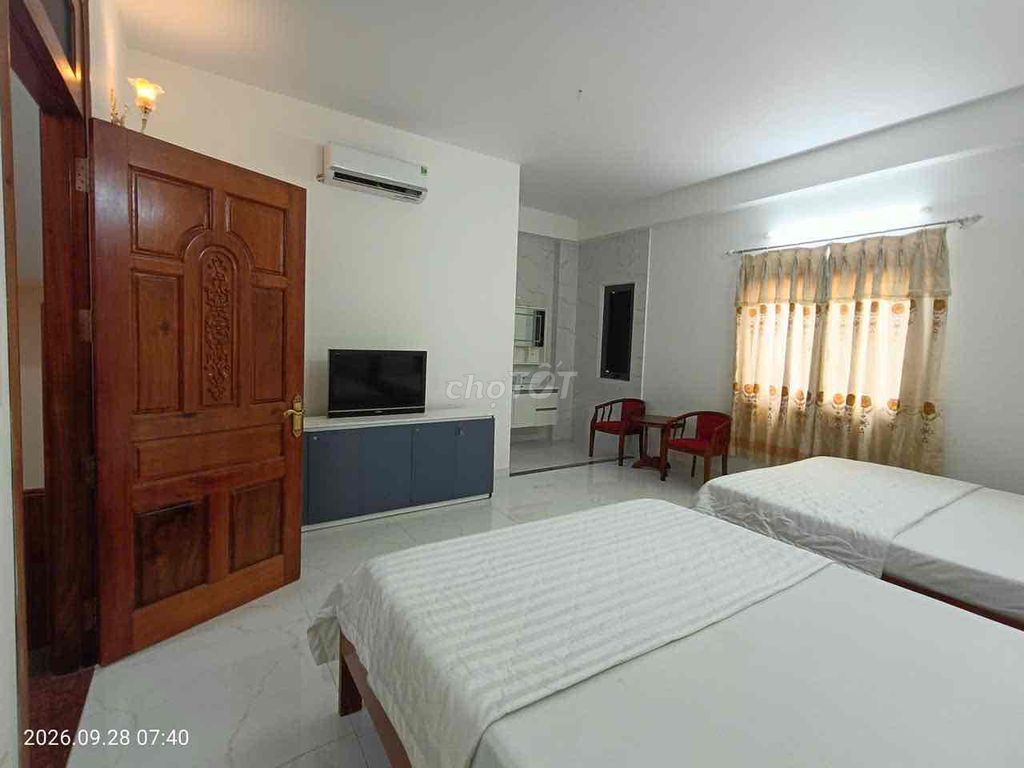 There are five rooms, six toilets, floor 1/2 floors each with two bedrooms.