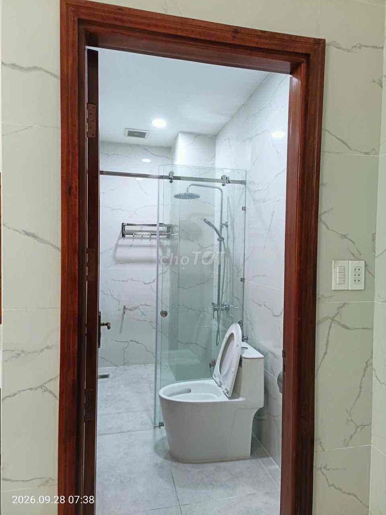 There are five rooms, six toilets, floor 1/2 floors each with two bedrooms.