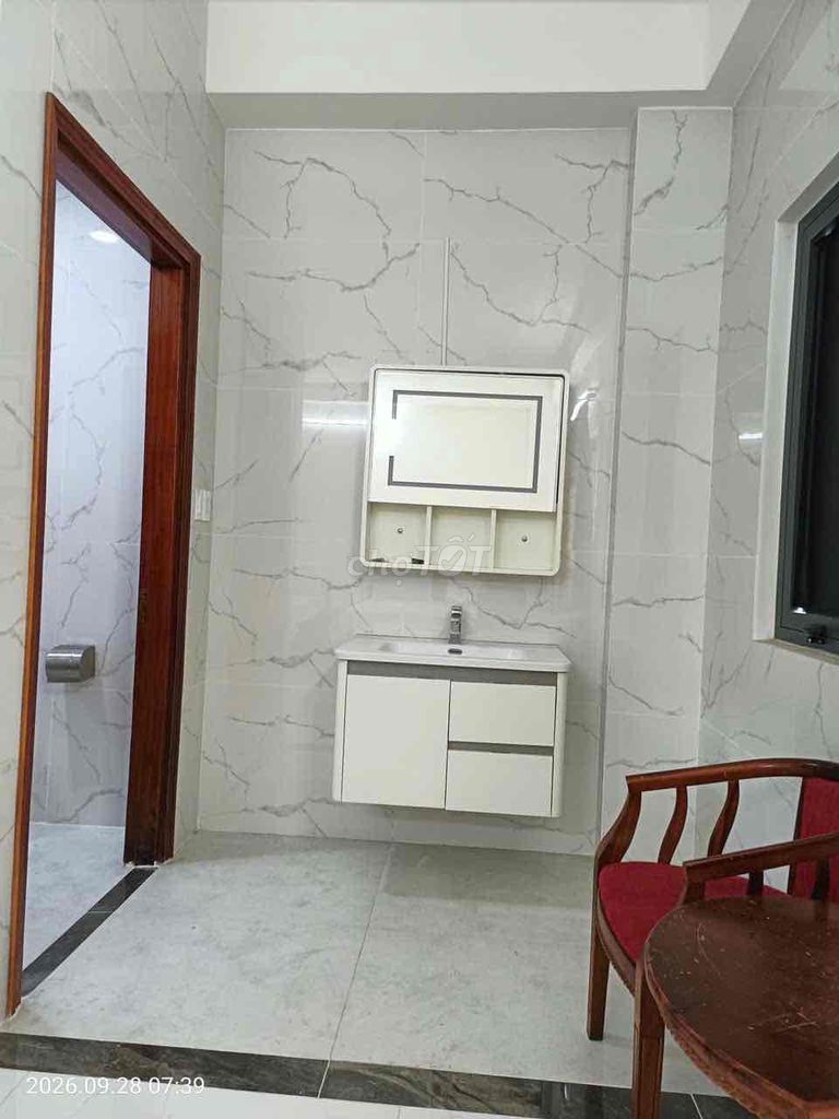 There are five rooms, six toilets, floor 1/2 floors each with two bedrooms.