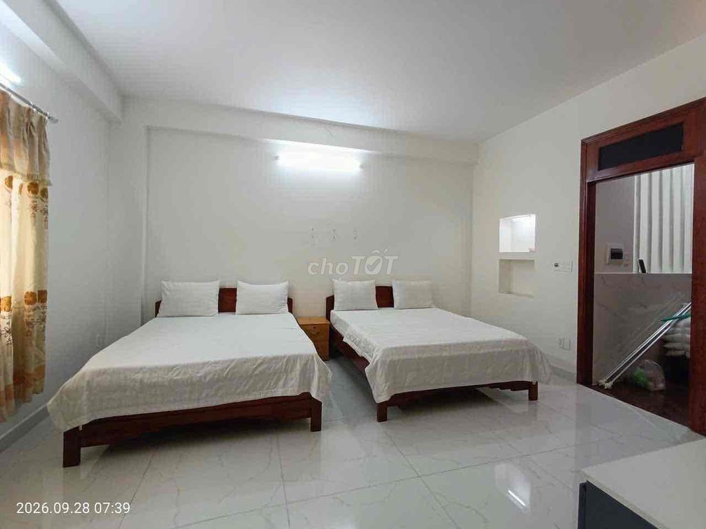 There are five rooms, six toilets, floor 1/2 floors each with two bedrooms.
