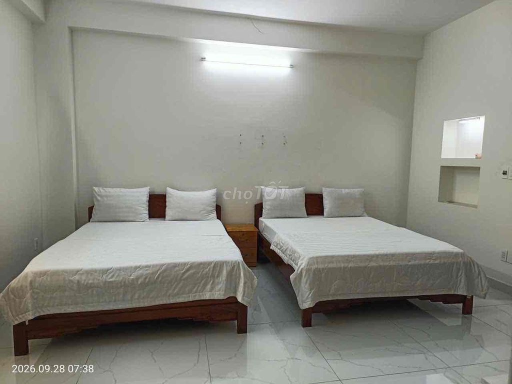 There are five rooms, six toilets, floor 1/2 floors each with two bedrooms.