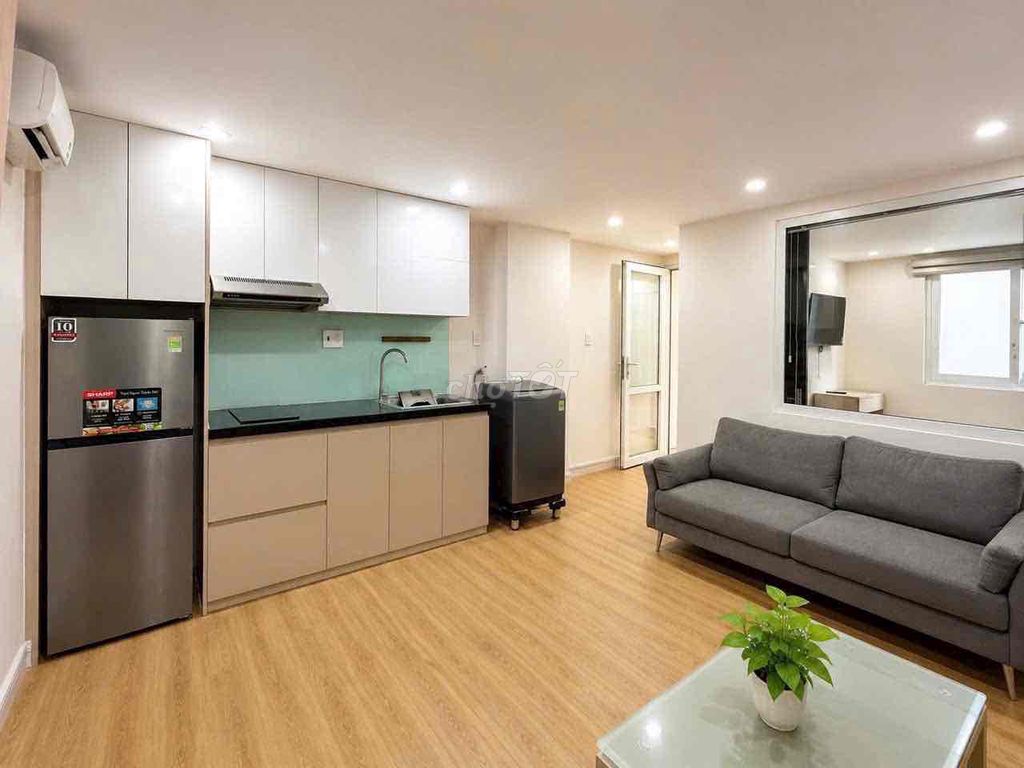 Full-time service apartment. A balcony bedroom, private washing windows at the airport.