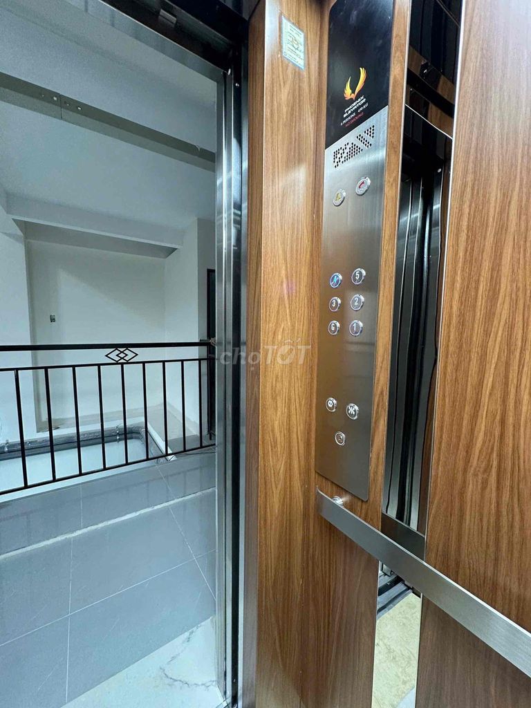 Duprix's open windows, nice clean windows.