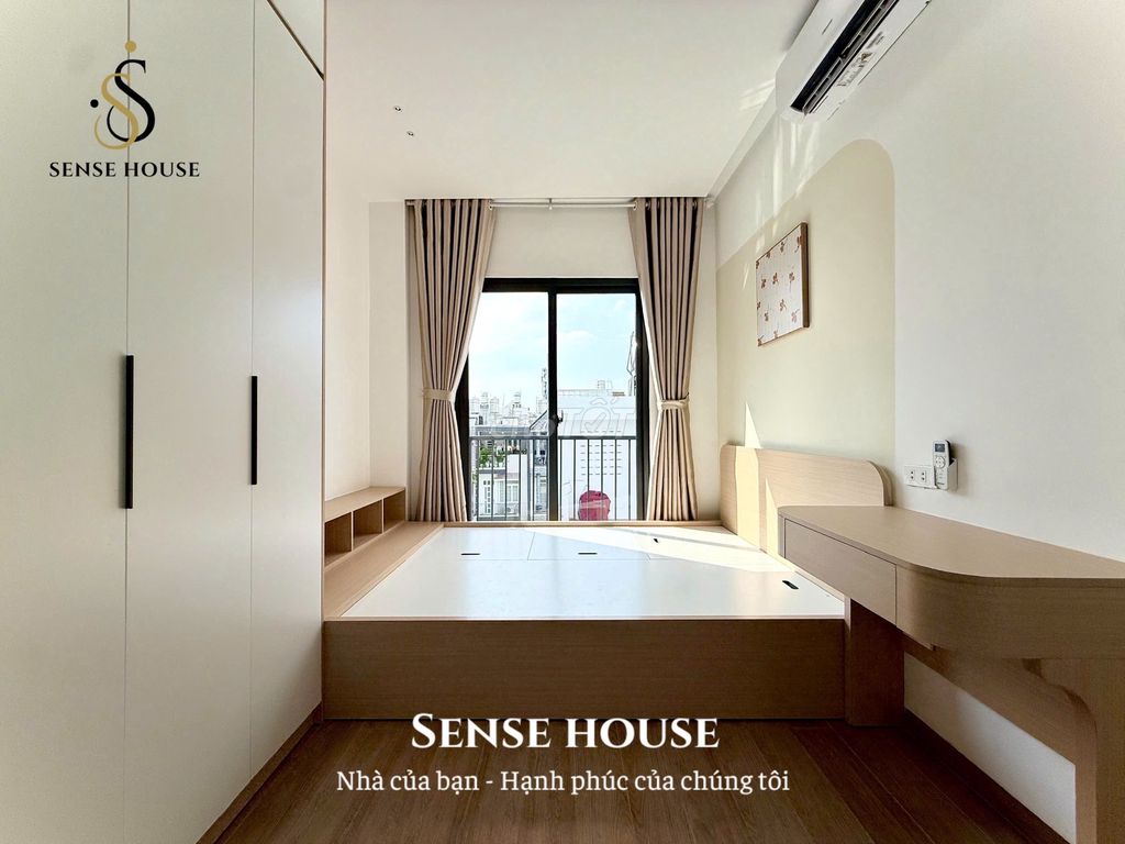 The new balcony studio is right on the Bait Market, Huỳnh Văn Nghệ Road.