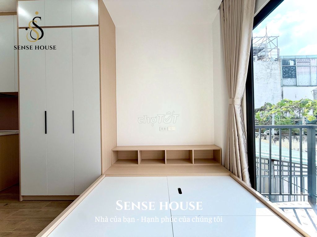 The new balcony studio is right on the Bait Market, Huỳnh Văn Nghệ Road.