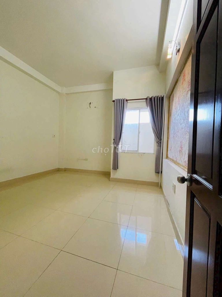6 meters.5 bedroom 3 toilets. One-on-one.